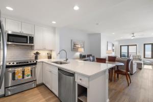 Una cocina con gabinetes blancos y encimera. en 5120 Windswept Villa by Akers Ellis Rentals, en Kiawah Island