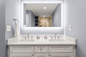 Un baño con dos lavabos y un espejo grande. en 5120 Windswept Villa by Akers Ellis Rentals, en Kiawah Island 26 fotos más