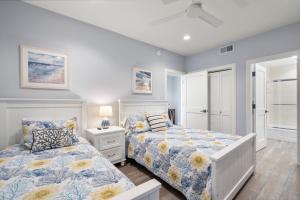 Dos camas en un dormitorio con paredes azules. en 5120 Windswept Villa by Akers Ellis Rentals, en Kiawah Island