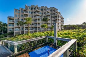 una vista de un edificio desde el balcón de un edificio en 5120 Windswept Villa by Akers Ellis Rentals, en Kiawah Island