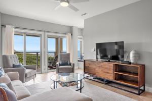 Una sala de estar con televisión y un sofá. en 5131 Windswept Villa by Akers Ellis Rentals, en Kiawah Island