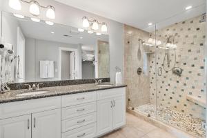 Un baño con dos lavabos y una ducha. en 5131 Windswept Villa by Akers Ellis Rentals, en Kiawah Island 28 fotos más