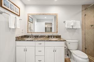 Et badeværelse på 5134 Windswept Villa by Akers Ellis Rentals + 30 billeder