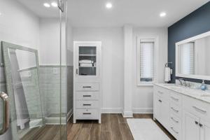 Et badeværelse på 5132 Windswept Villa by Akers Ellis Rentals + 55 billeder