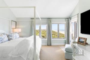 Giường trong phòng chung tại 5137 Windswept Villa by Akers Ellis Rentals