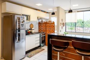 eine Küche mit einem Kühlschrank aus Edelstahl und einer Theke in der Unterkunft Apto Ubatuba home - Centro c vista in Ubatuba