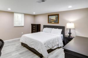 1 dormitorio con 1 cama y escritorio con lámpara en South Bend Area Vacation Rental 8 Mi to Notre Dame, en Granger