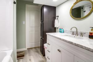 un baño con lavabo y espejo en South Bend Area Vacation Rental 8 Mi to Notre Dame, en Granger 17 fotos más