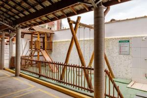 ein im Bau befindliches Gebäude mit einem Holzgeländer in der Unterkunft Apto Ubatuba home - Centro c vista in Ubatuba