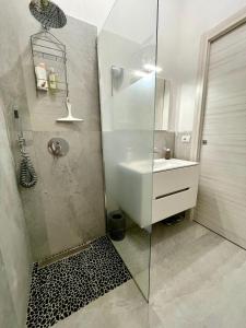 a bathroom with a shower and a sink at Villa vista mare a Bosa in Magomadas