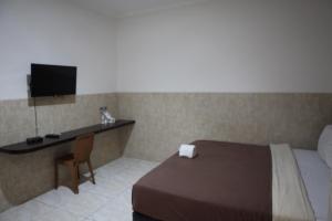 Postel nebo postele na pokoji v ubytování Rahayu Hotel Cirebon