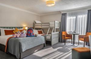 Giường trong phòng chung tại Greenhills Hotel Limerick