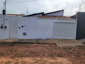 a white building with two doors on the side of it at Casa Aconchego-Juazeiro do Norte CE Sao Jose in Juazeiro do Norte