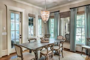Χώρος καθιστικού στο 5518 Cypress Point by Akers Ellis Rentals