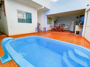 a large blue swimming pool in a living room at Pousada Luar do gostoso in São Miguel do Gostoso