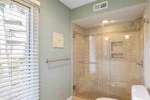 キアワ・アイランドにある5549 Turtle Cove Villa by Akers Ellis Rentalsのガラス張りのシャワーとトイレ付きのバスルーム +32枚の写真