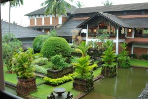 The Raviz Kadavu, Kozhikode外面的花园