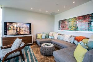 un salon avec un canapé et une télévision à écran plat dans l'établissement Family Fun & Luxury Andaz Penthouse Ocean & Sunset Views From Lanai Hot Tub 3 Br4 Ba For 8, à Wailea