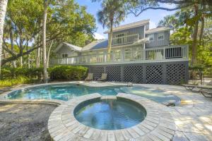 キアワ・アイランドにある67 Forestay Court by Akers Ellis Rentalsの家の前にプールがある家