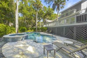 キアワ・アイランドにある67 Forestay Court by Akers Ellis Rentalsのスイミングプール、パティオ(椅子付)が備わる家です。