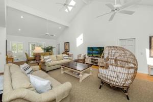 キアワ・アイランドにある67 Forestay Court by Akers Ellis Rentalsのリビングルーム(ソファ、鳥の檻付)