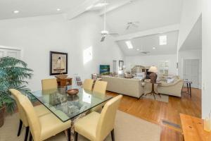 キアワ・アイランドにある67 Forestay Court by Akers Ellis Rentalsのダイニングルーム、リビングルーム(ガラスのテーブル、椅子付)