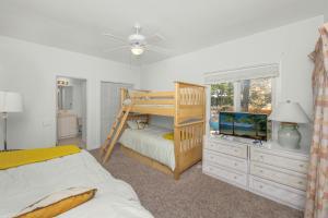 キアワ・アイランドにある67 Forestay Court by Akers Ellis Rentalsのベッドルーム(二段ベッド1組、テレビ付) +29枚の写真