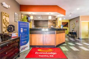 a restaurant with a bar in the middle of a room at Econo Lodge Topeka at Wanamaker in Topeka +32 photos