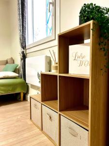 a room with a book shelf with a love box at Studio cosy proche hyper centre et gare in Banyuls-sur-Mer
