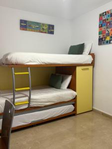 une chambre avec deux lits superposés et un bureau dans l'établissement Brisas playa y Golf, à Malaga