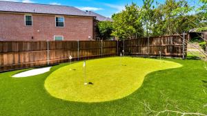 Vrt ispred objekta Heated Pool PoolTable HotTub Sleeps 16 Renovated
