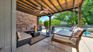 Prostor za sedenje u objektu Heated Pool PoolTable HotTub Sleeps 16 Renovated