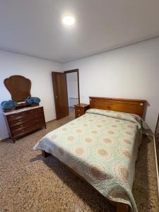a bedroom with a bed and a dresser at La puerta del Valle Gran piso de 130 m entero para ti y tu familia o amigos in Cárdenas +11 photos