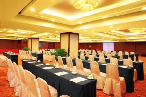 een grote kamer met rijen tafels en stoelen bij Sunworld Hotel Wangfujing in Beijing