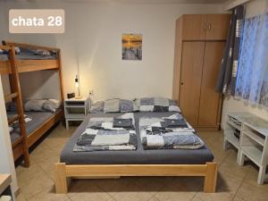Llit o llits en una habitació de Chatky U Davida Máchovo jezero