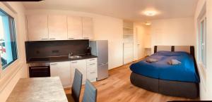 a small kitchen with a blue bed in a room at Casa Riebold in Weil der Stadt