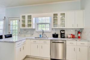 Kuchyň nebo kuchyňský kout v ubytování 10 Mi to Augusta Georgia Family Home with Yard