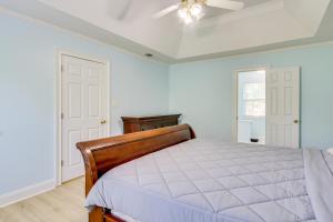 Postel nebo postele na pokoji v ubytování 10 Mi to Augusta Georgia Family Home with Yard