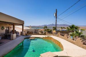 a swimming pool in the middle of a house at Havasu River Stay Pool Spa OutdoorTV Views in Lake Havasu City