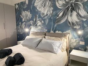 a bedroom with a large bed with a floral wallpaper at Casa Dolce Casa, Pordenone in Pordenone