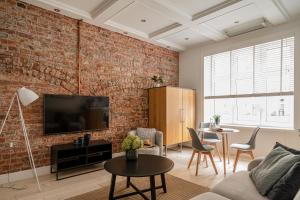 soggiorno con parete in mattoni di Comfort & Modern Apartment by Market Square with AC AS Home S5a a Breslavia