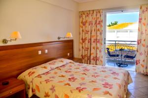 Postel nebo postele na pokoji v ubytování Meridien Beach Hotel + 14 fotografií