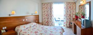 TV a/nebo společenská místnost v ubytování Meridien Beach Hotel