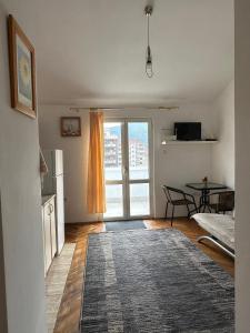 TV a/nebo společenská místnost v ubytování Daire Klimt Budva