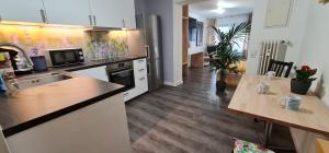 Kuchyň nebo kuchyňský kout v ubytování Siegen Oberstadt mit Küche und 75 Zoll TV + 4 fotografie