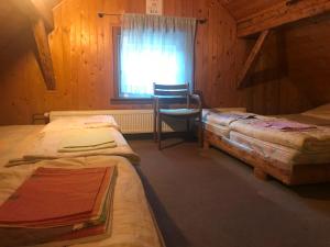 克拉尼斯卡戈拉Planinski dom - Mihov dom na Vršiču的带三张床、椅子和窗户的房间