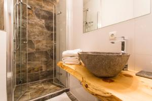 W łazience znajduje się kamienna umywalka i prysznic. w obiekcie Natur Residenz Anger Alm - Adults only w mieście St. Leonhard im Pitztal +37 zdjęć
