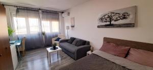 A seating area at Apartman Dostojevski