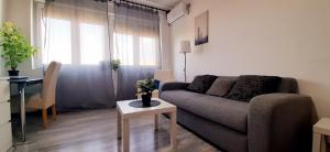 A seating area at Apartman Dostojevski