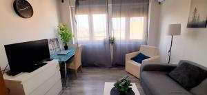A television and/or entertainment centre at Apartman Dostojevski